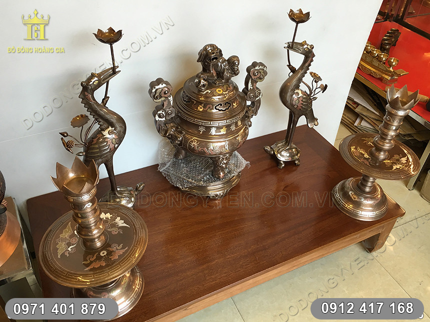 H&igrave;nh ảnh bộ đồ thờ bằng đồng từ tr&ecirc;n cao nh&igrave;n xuống